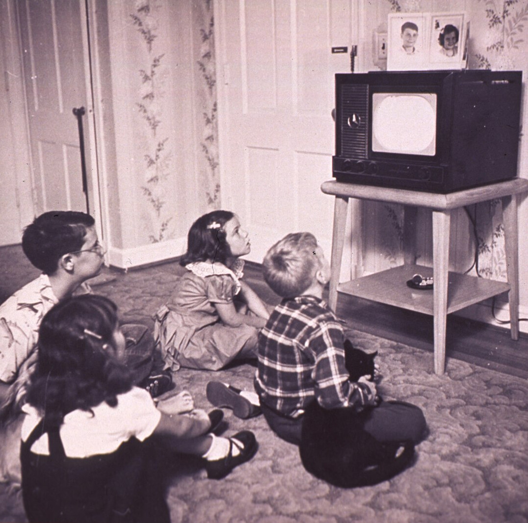 children watching old tv